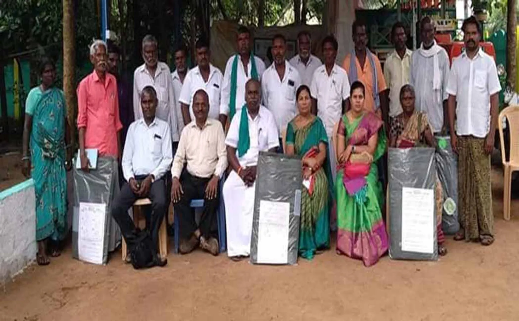  Coimbatore Agricultural University professors training farmers 